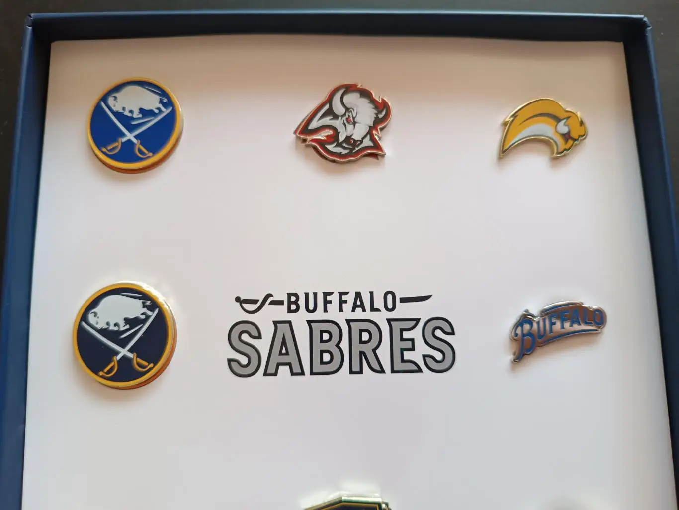ХОККЕЙ НАБОР ЗНАЧКОВ НХЛ 50ЛЕТ БАФФАЛО СЕЙБРЗ 1970-2020 NHL BUFFALO SABRES PIN#8 2