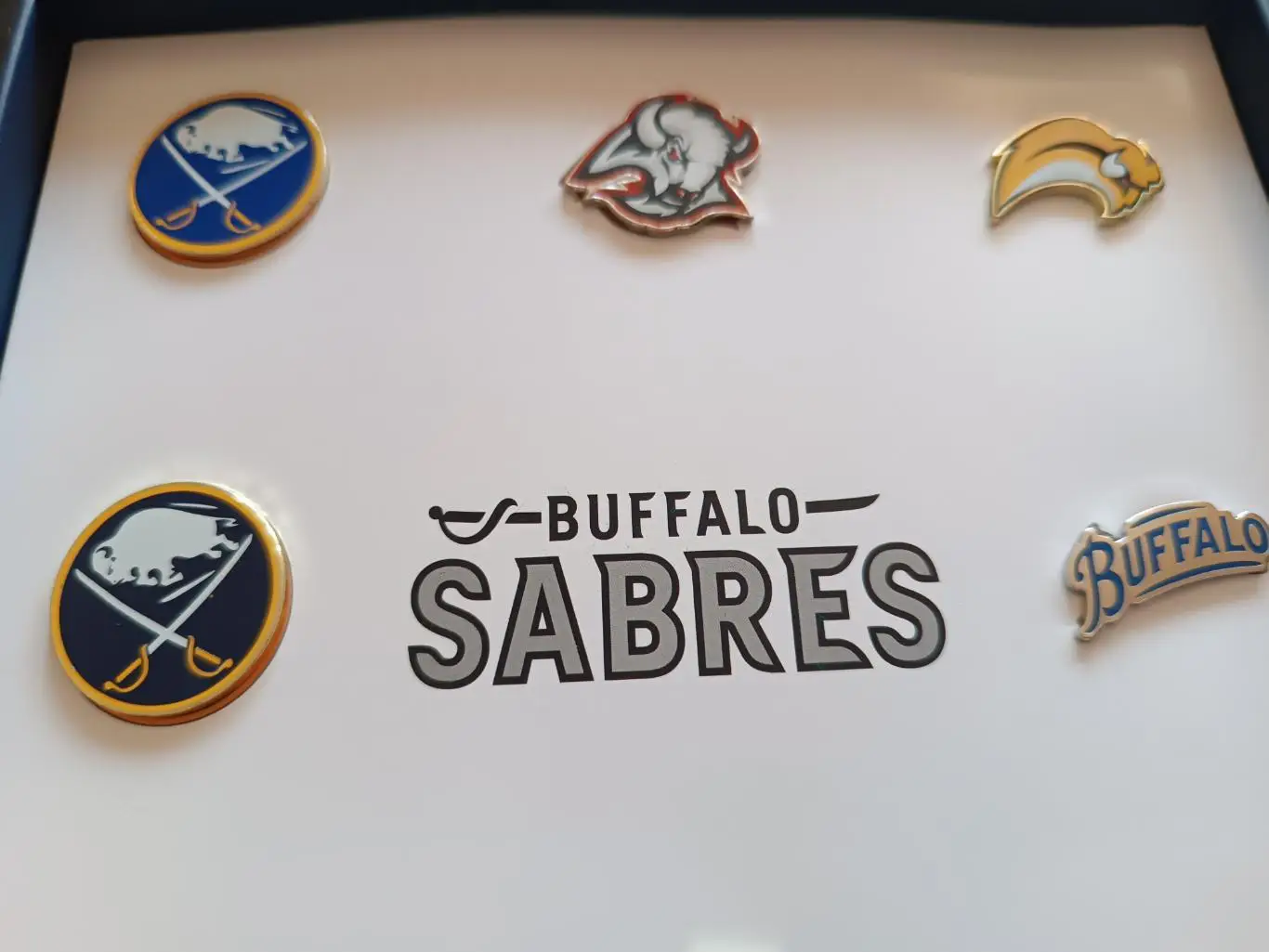 ХОККЕЙ НАБОР ЗНАЧКОВ НХЛ 50ЛЕТ БАФФАЛО СЕЙБРЗ 1970-2020 NHL BUFFALO SABRES PIN#8 3
