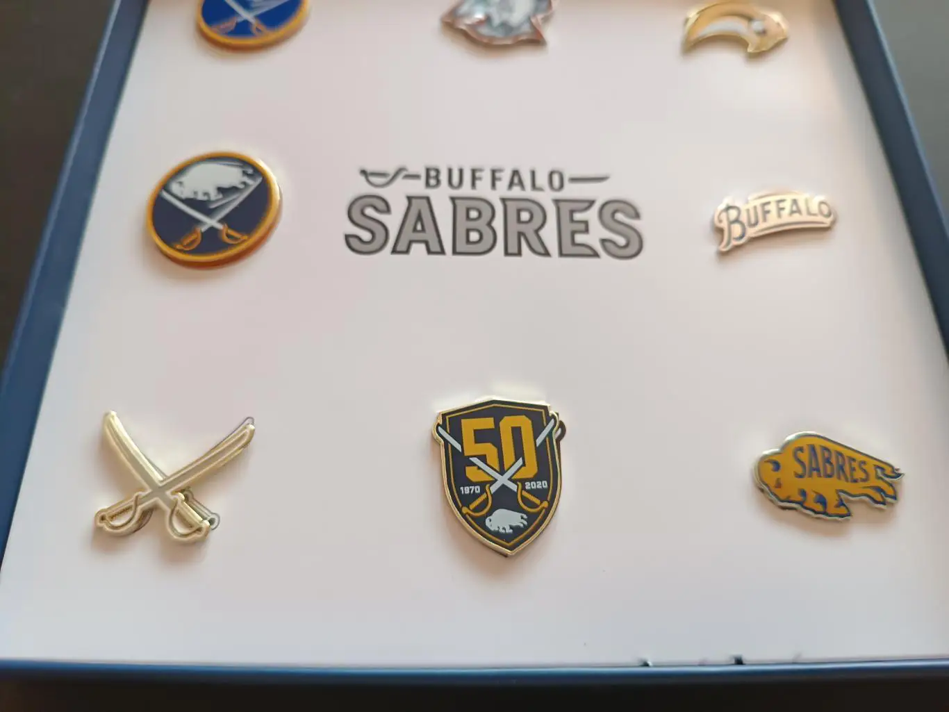 ХОККЕЙ НАБОР ЗНАЧКОВ НХЛ 50ЛЕТ БАФФАЛО СЕЙБРЗ 1970-2020 NHL BUFFALO SABRES PIN#8 4