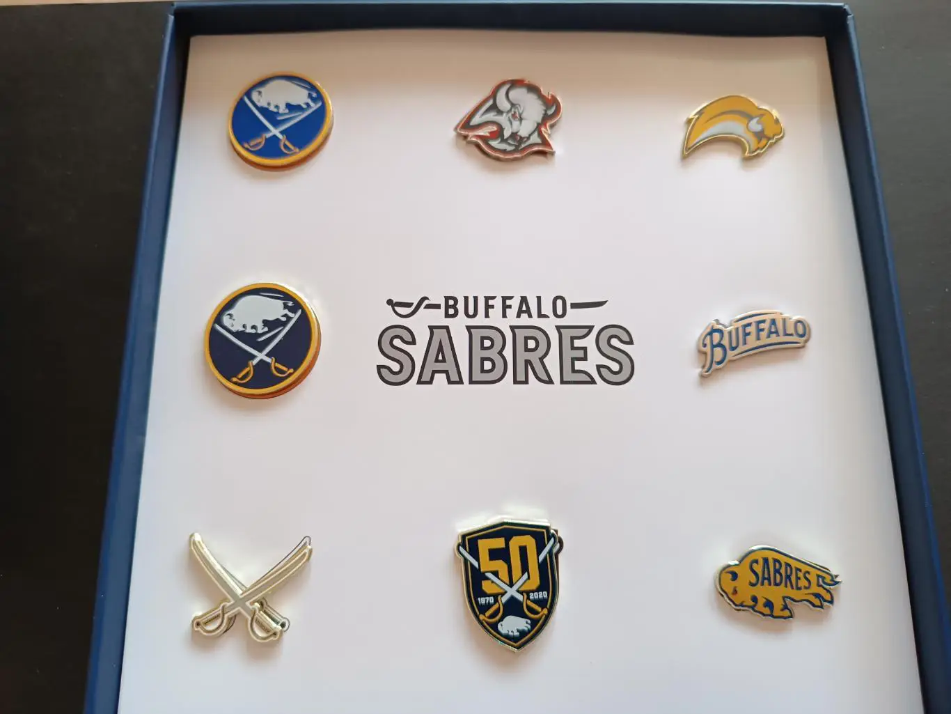 ХОККЕЙ НАБОР ЗНАЧКОВ НХЛ 50ЛЕТ БАФФАЛО СЕЙБРЗ 1970-2020 NHL BUFFALO SABRES PIN#8 6
