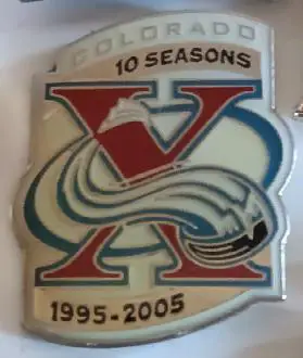 ХОККЕЙ ЗНАK НХЛ 10 СЕЗОНОВ КОЛОРАДО ЭВАЛЭНШ 1995-2005 NHL COLORADO AVALANCHE PIN