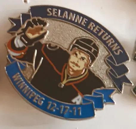 ХОККЕЙ ЗНАK НХЛ СЕЛЯНHЕ ВИННИПЕГ17.12 2011 NHL SELANNE RETURNS WINNIPEG JETS PIN