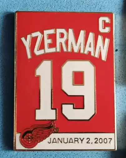 ХОККЕЙ ЗНАK НХЛ ДЕТРОЙТ СТИВ АЙЗЕРМАН 2007 NHL DETROIT STEVE YZERMAN #19 PIN 1