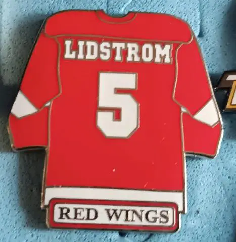 ХОККЕЙ ЗНАK НХЛ ДЕТРОЙТ ДЖЕРСИ НИКЛАС ЛИДСТЁМ NHL JERSEY NIKLAS LIDSTROM #5 PIN