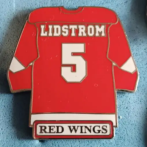 ХОККЕЙ ЗНАK НХЛ ДЕТРОЙТ ДЖЕРСИ НИКЛАС ЛИДСТЁМ NHL JERSEY NIKLAS LIDSTROM #5 PIN 1
