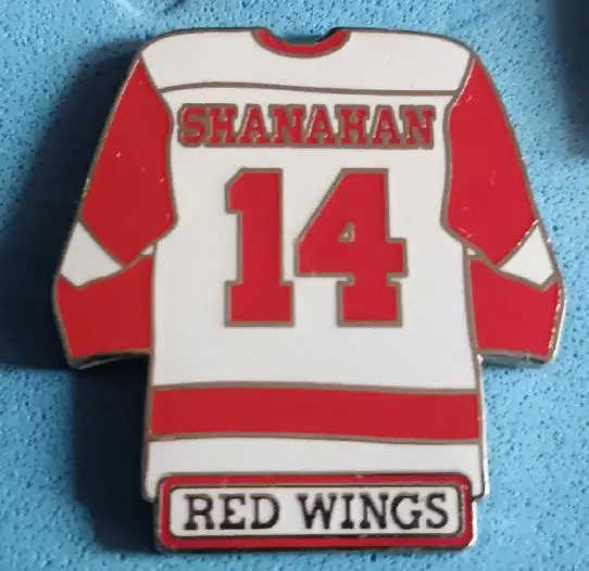 ХОККЕЙ ЗНАK НХЛ ДЕТРОЙТ ДЖЕРСИ БРЭНДОН ШЭНЭХЭН NHL JERSEY NIKLAS LIDSTROM #5 PIN 1