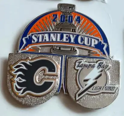 ЗНАK НХЛ ПЛЭЙОФФ КУБОК СТЭНЛИ КАЛГАРИ ТАМПА 2004 NHL CALGARY VS. TAMPA BAY PIN
