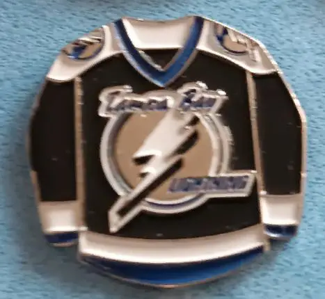 ЗНАК ХОККЕЙ НХЛ ТАМПА БЭЙ ЛАЙТНИНГЗ ДЖЕРСИ NHL TAMPA BAY LIGHTNING JERSEY PIN 1