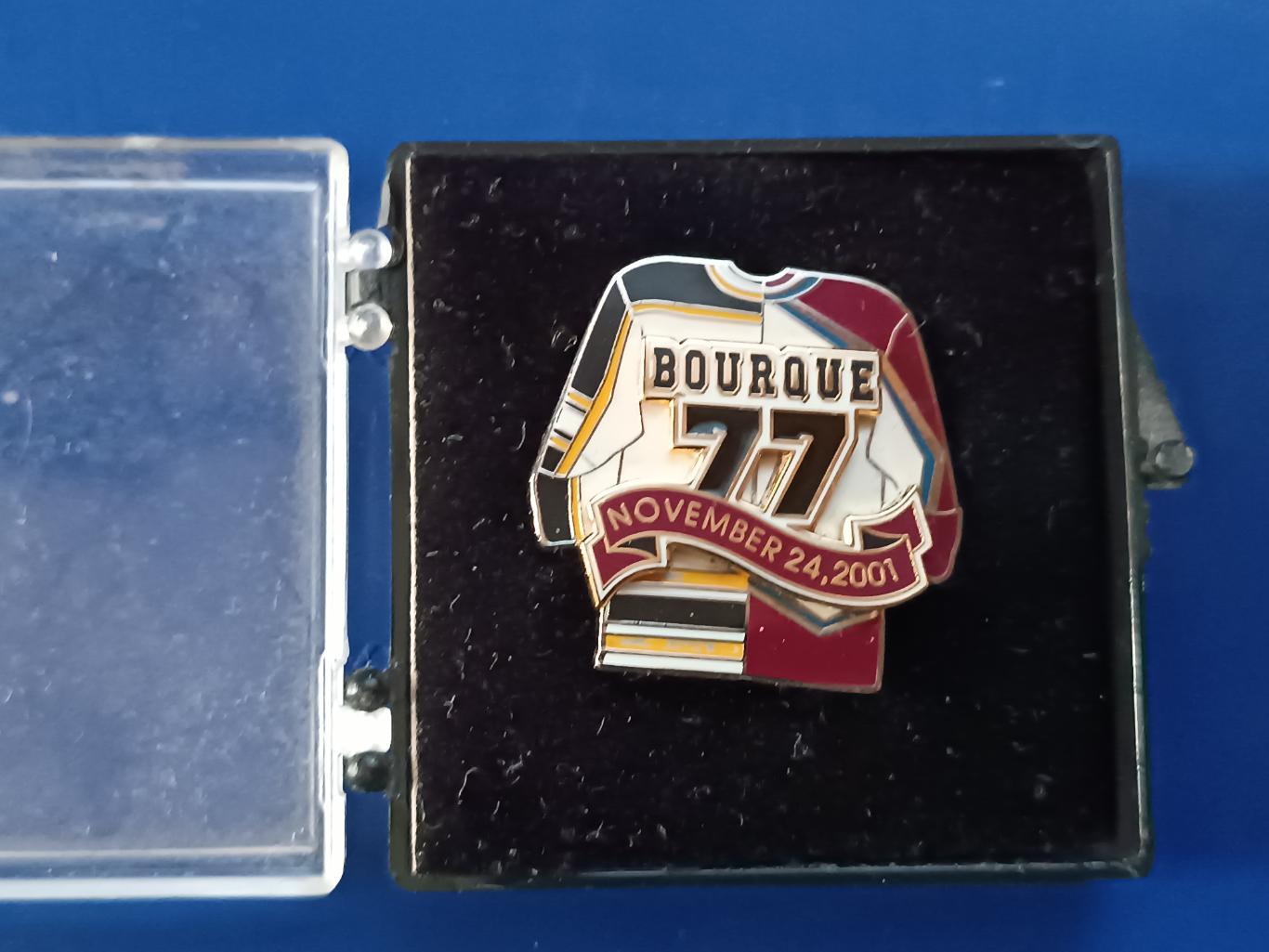 ЗНАK НХЛ 24.11.2001 РЭЙ БУРГ NHL 24.11.2001 RAY BOURQUE RETIREMENT#77 PIN