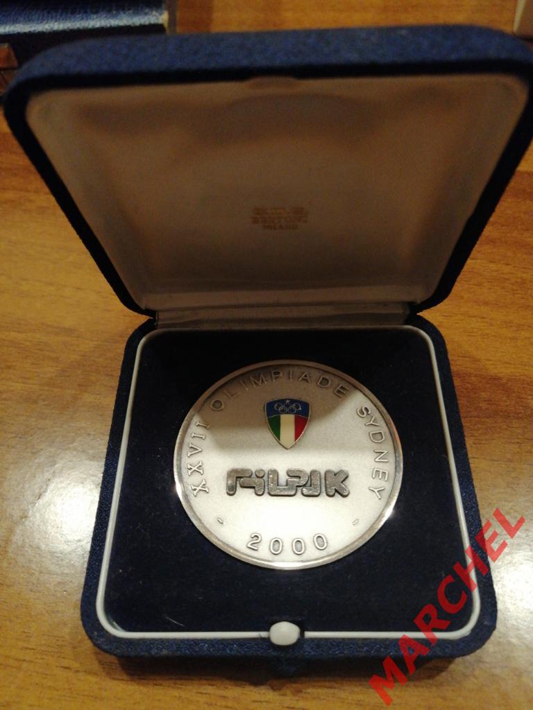 Медаль сборной Италии на олимпиаде в Сиднее.