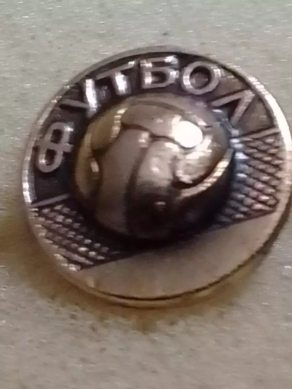 Футбольный значок. ФУТБОЛ. Старьій мяч. Оптом скидки до 30%