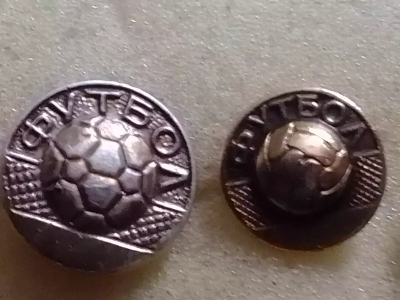 Футбольный значок. ФУТБОЛ. Старьій мяч. Оптом скидки до 30% 1