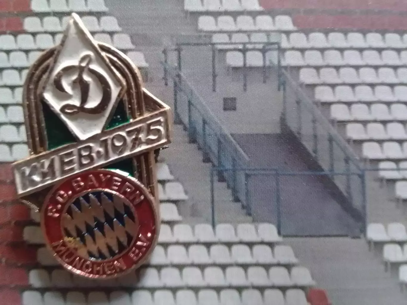 ДИНАМО Киев БАВАРИЯ Мюнхен 1975. №390. Ukraine Footbal Badge. Оптом скидки 30%!