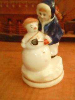 Девочка и снеговик. Фарфоровая статуетка 60-х годов