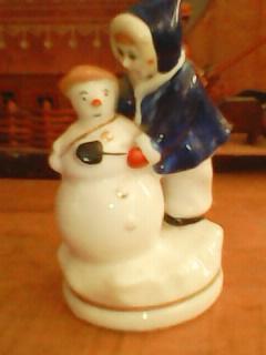 Девочка и снеговик. Фарфоровая статуетка 60-х годов 1
