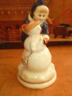 Девочка и снеговик. Фарфоровая статуетка 60-х годов 2