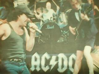 для фанов AC/DC -постер стр. из журн.Ровесник 11.91/разм.27 х 20 см.