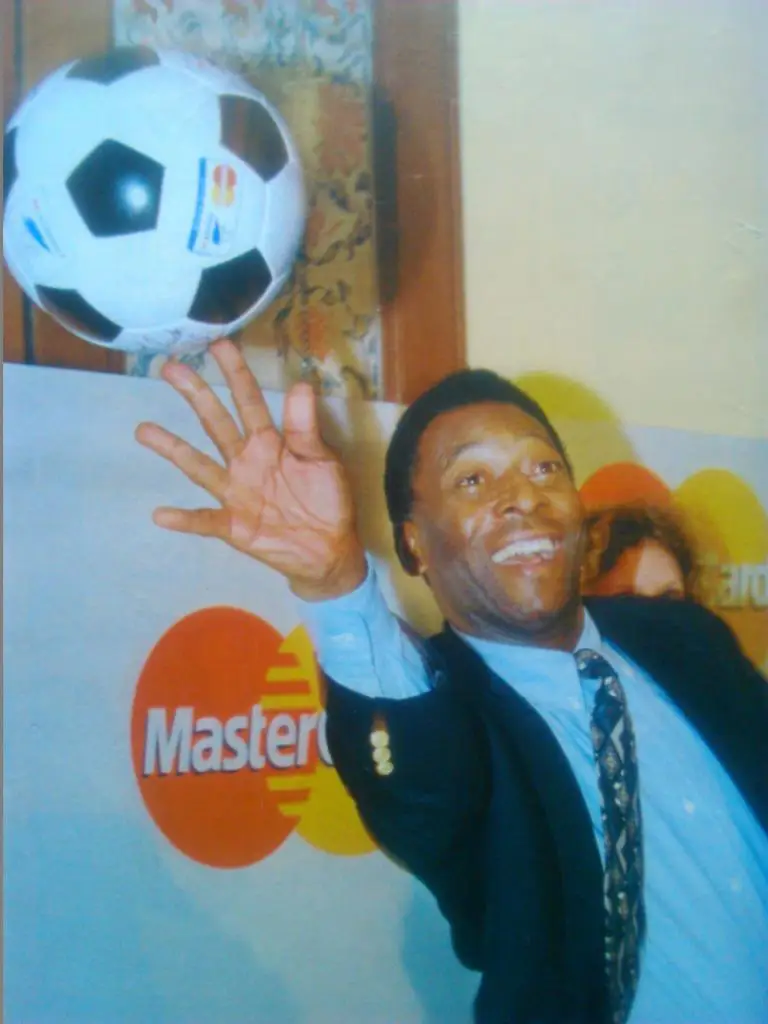 ПЕЛЕ - КОРОЛЬ ФУТБОЛА!.( 28.5 Х 42 см.) 1