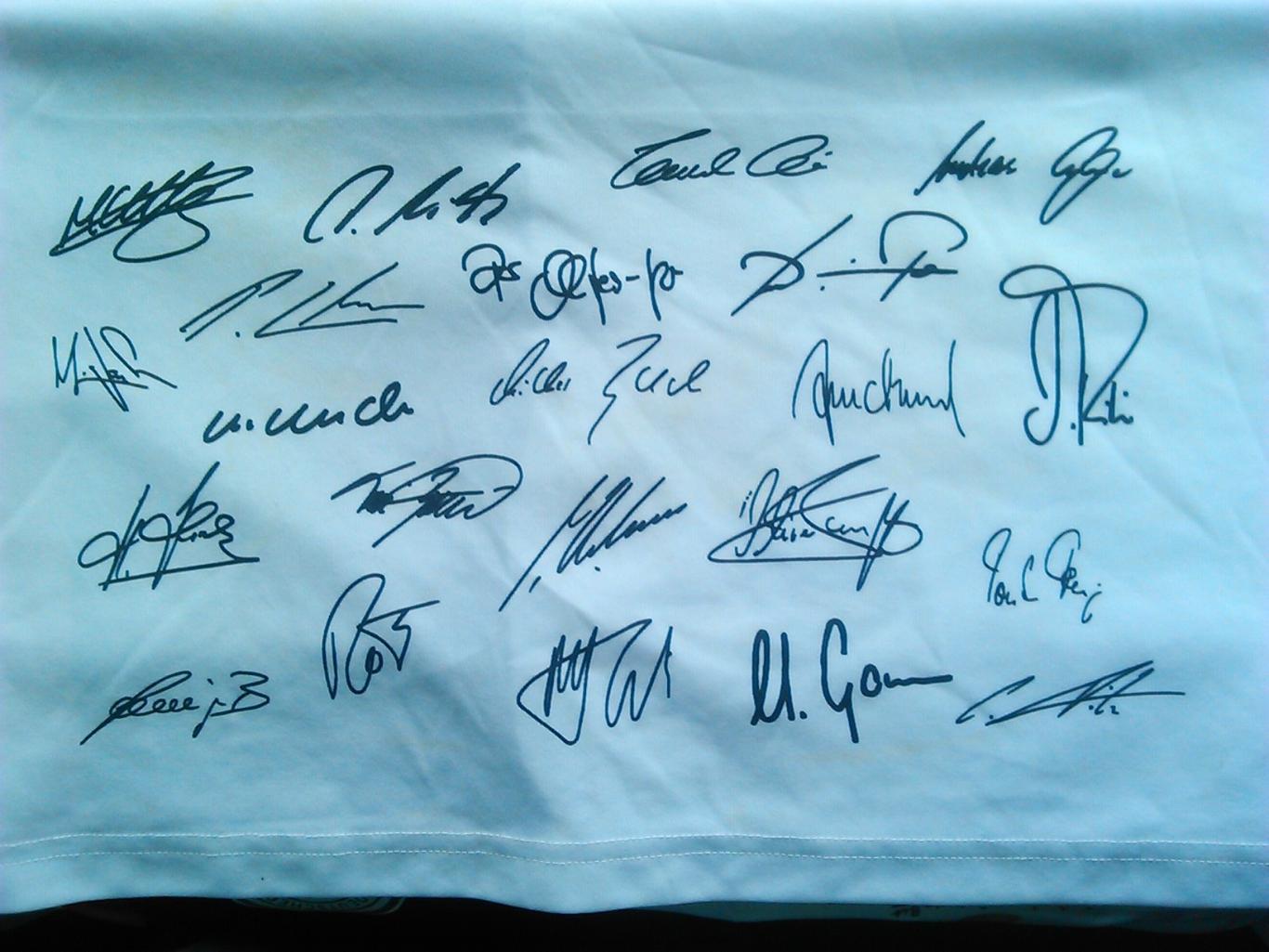 Автографы футболистов сборной Германии 2010 на футболке болельщика. Оптом скидки