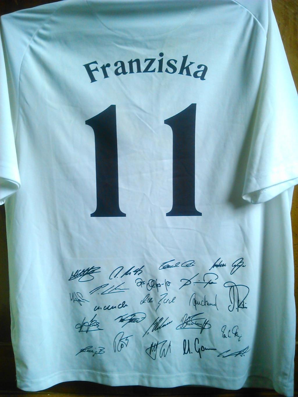 Автографы футболистов сборной Германии 2010 на футболке болельщика. Оптом скидки 1