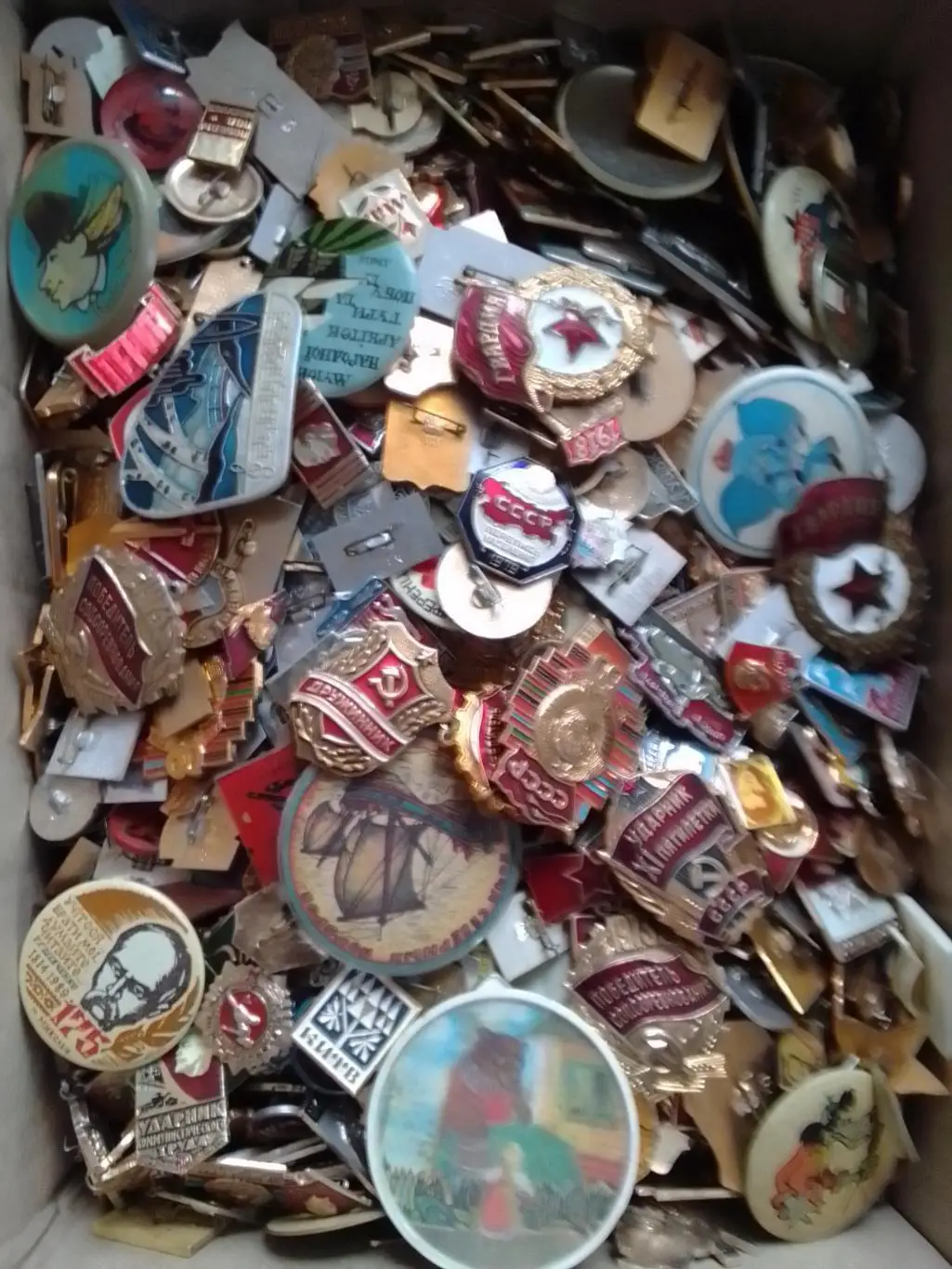 1000 (тисячу) знаків та значків. Оптом скидки до 33%