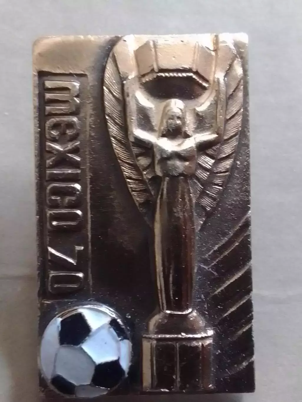 Футбольний значок. ЗОЛОТАЯ БОГИНЯ. MEXICO 70. МЕХИКО 1970. Оптом скидки до 30%!