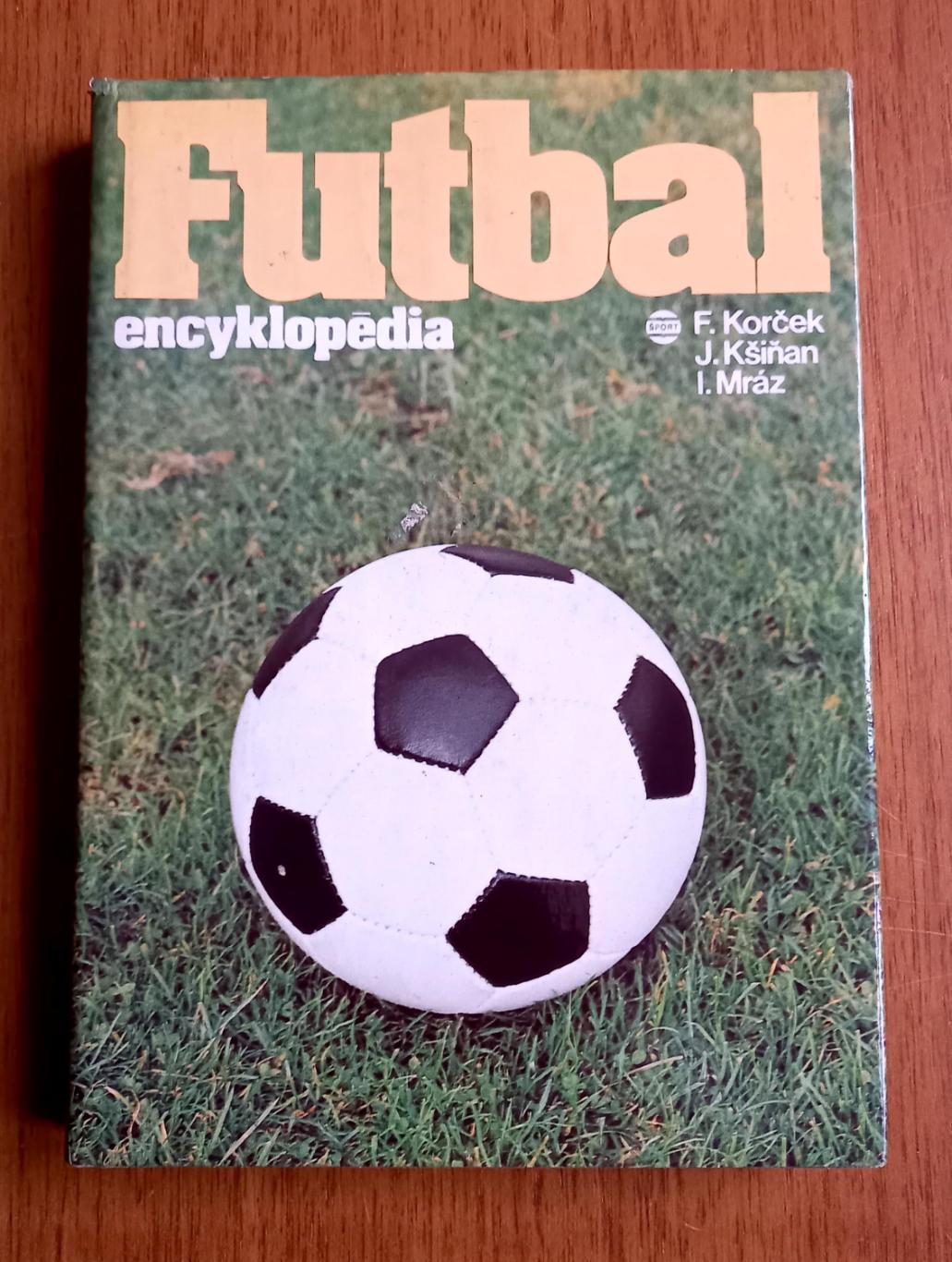 Футбол. Энциклопедия Futbal encyklopedia (словацкий язык). 1986 г. Братислава