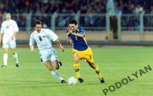 Футбол. Фото (оригинал). В.Ващук, В.Белькевич (Украина - белоруссия). 2001