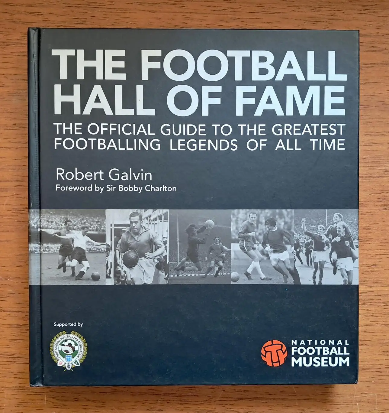 Футбол. Зал Славы футбола. Подарочный фотоальбом (англ.)