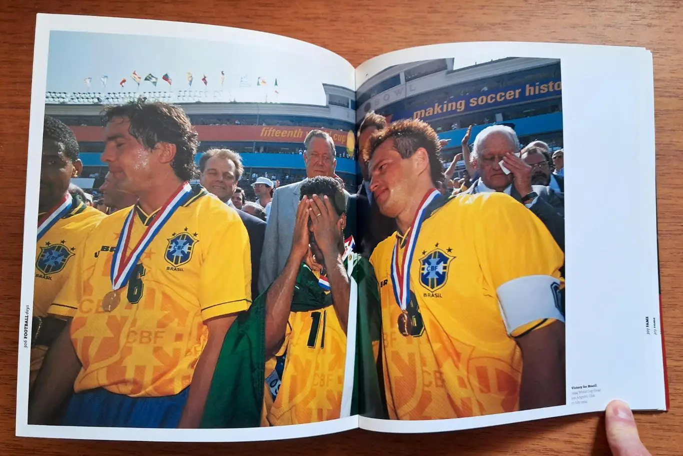 Футбол. Дни футбола. Подарочный фотоальбом (англ.) 7