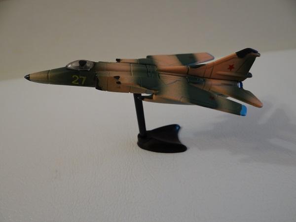 Самолёт МиГ-27 Истребители Ландрин Мировой арсенал (03)