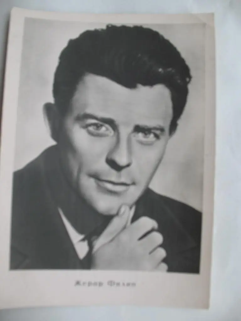 Открытка. Жерар Филип.