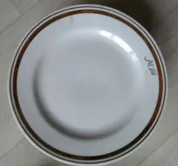 Тарелки из фарфора разные, производство СССР