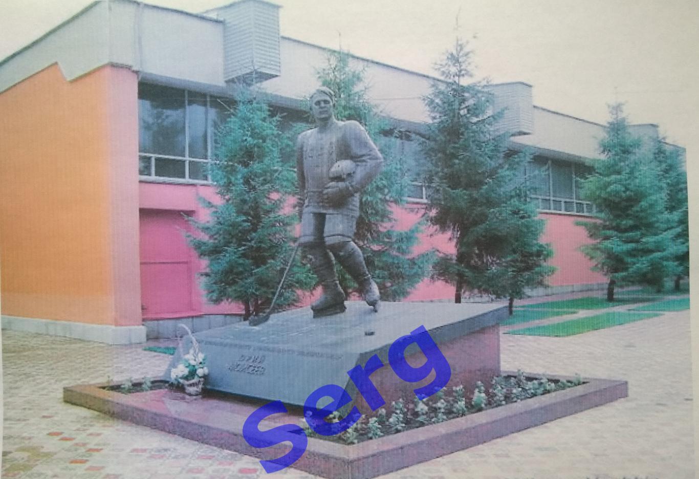 Памятник Ю. И. Моисееву в г. Пензе.