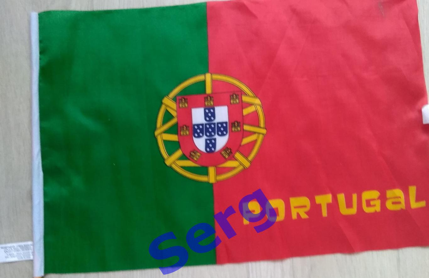 Флаг с флагштоком сборной Португалии по футболу.