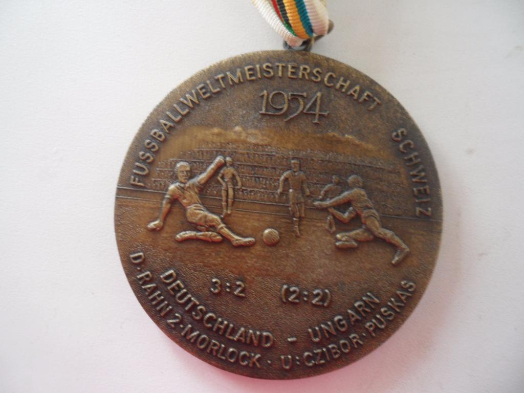 Медаль 1982 г посвещена победе ГЕРМАНИИ в 1954 году