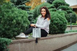 Женская сумочка из натуральной кожи серебристый/чёрный флотар М25.