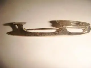 Брошка серебро конек для катания винтаж