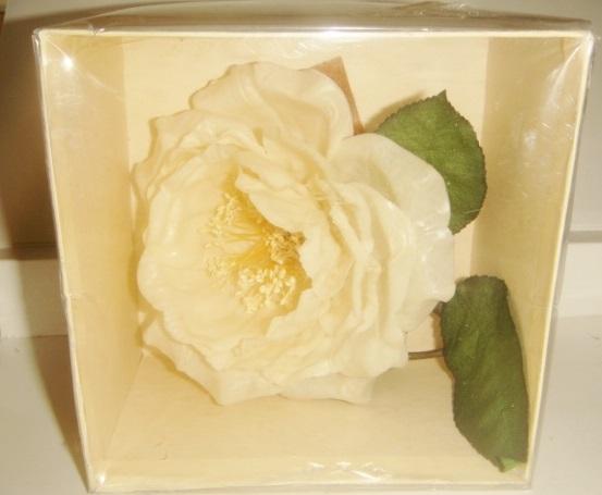 Цветок камелия бутоньерка в коробке винтаж