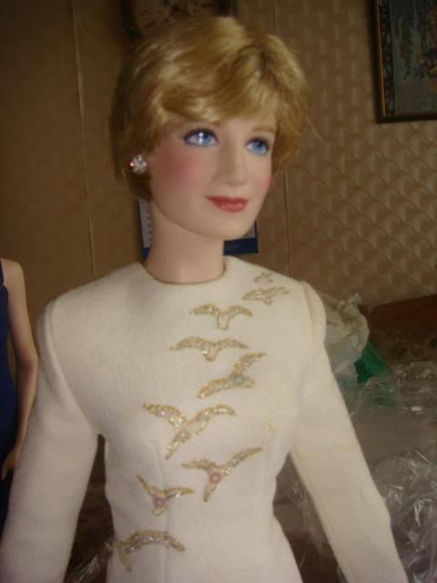 Кукла Принцесса Диана в бежевом вечернем платье 1999 год фарфор 1