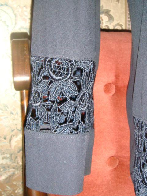 Костюм брючный новый Италия с вышивкой и пуговицами брошью р.46-48 4