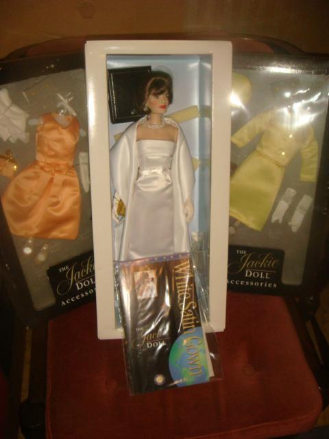 Кукла Жаклин Кеннеди с одеждой ( 7 шт).