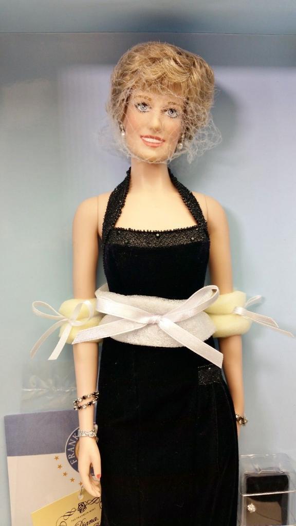 Кукла Принцесса Диана в черном платье в коробке 1998 год 1
