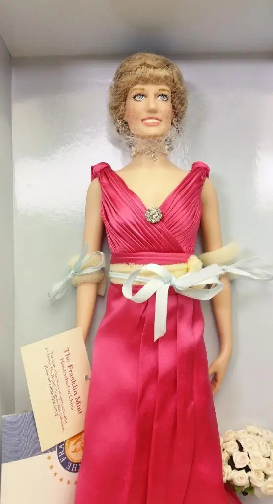 Кукла Принцесса Диана в красном платье в коробке 1998 год 1