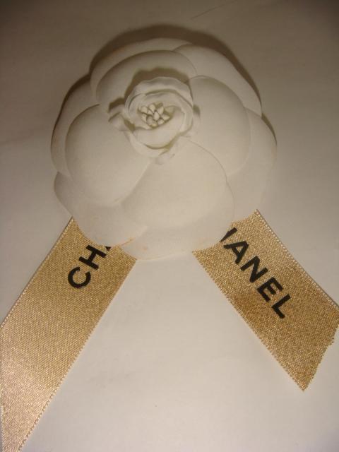Брошь Chanel с золотой лентой камелия Шанель
