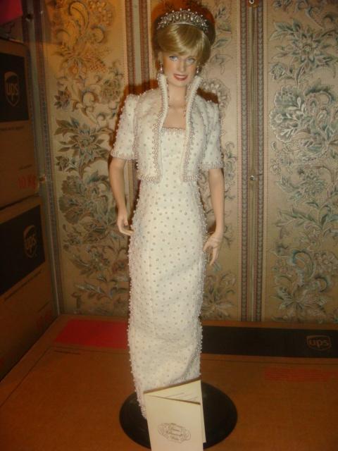 Кукла Принцесса Диана фарфоровая в платье Elvis 1998 год
