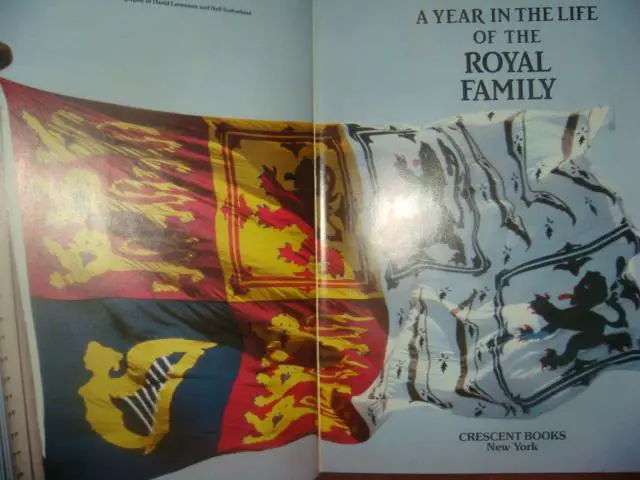 Книга королевская семья Англии 1982 год 1