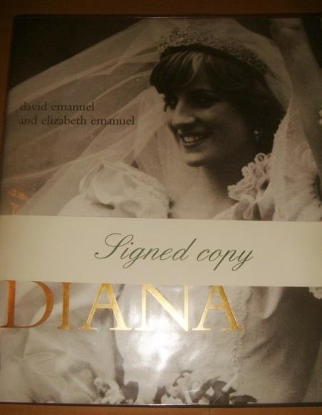 Книга история создания свадебного платья принцессы Дианы с автографами дизайнер