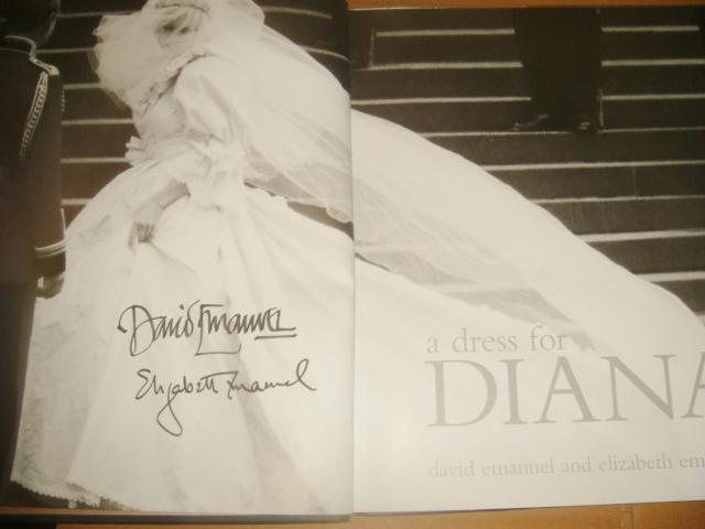 Книга история создания свадебного платья принцессы Дианы с автографами дизайнер 3