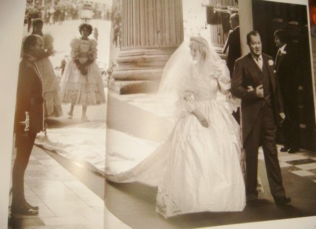 Книга история создания свадебного платья принцессы Дианы с автографами дизайнер 5